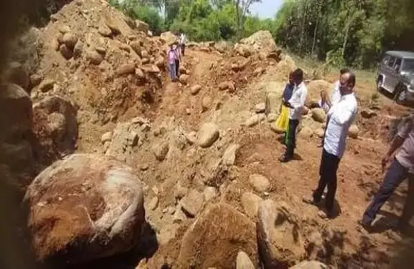 திருவண்ணாமலை அருகே கனிம வளம் கடத்தல் புகார்: அதிகாரிகள் ஆய்வு திருவண்ணாமலை அருகே கனிம வளம் கடத்தல் புகார்: அதிகாரிகள் ஆய்வு