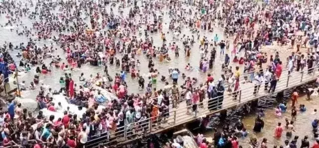 சுட்டெரிக்கும் வெயில்.. கொடிவேரி அணையில் குவிந்த சுற்றுலாப் பயணிகள் சுட்டெரிக்கும் வெயில்.. கொடிவேரி அணையில் குவிந்த சுற்றுலாப் பயணிகள்
