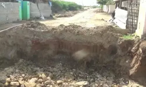 ஸ்ரீவைகுண்டம் அருகே தாமதமாகும் சாலை அமைக்கும் பணிகள்: 7 கிராம மக்கள் பாதிப்பு ஸ்ரீவைகுண்டம் அருகே தாமதமாகும் சாலை அமைக்கும் பணிகள்: 7 கிராம மக்கள் பாதிப்பு