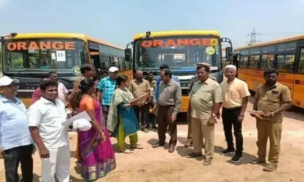 ஆரணியில் பள்ளி வாகனங்களை வருவாய் கோட்டாட்சியர் ஆய்வு ஆரணியில் பள்ளி வாகனங்களை வருவாய் கோட்டாட்சியர் ஆய்வு