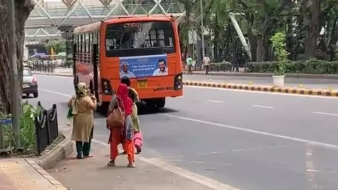 பெண்களை பார்த்ததும் பஸ்களை நிறுத்தாத டிரைவர்கள்: கெஜ்ரிவால் அதிரடி பெண்களை பார்த்ததும் பஸ்களை நிறுத்தாத டிரைவர்கள்: கெஜ்ரிவால் அதிரடி