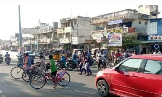 குமாரபாளையத்தில் மாணவ, மாணவிகளுக்கு விபத்து ஏற்படும் அபாயம்..! குமாரபாளையத்தில் மாணவ, மாணவிகளுக்கு விபத்து ஏற்படும் அபாயம்..!