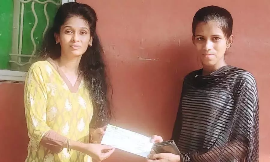 திருநங்கை மாணவிக்கு நிதியுதவி வழங்கிய பொதுநல அமைப்பினர் திருநங்கை மாணவிக்கு நிதியுதவி வழங்கிய பொதுநல அமைப்பினர்