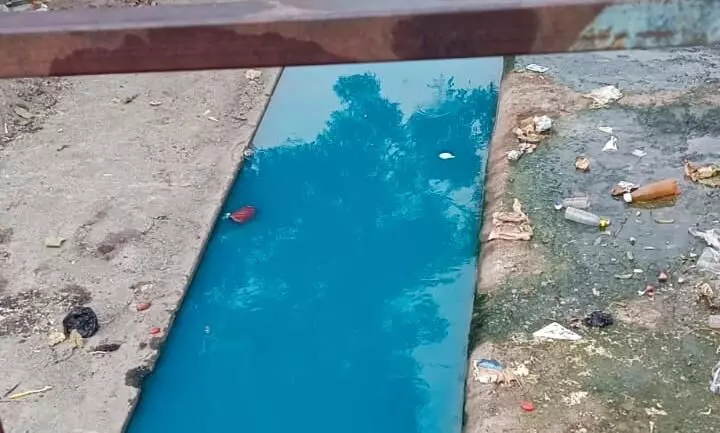 நீல நிறமாக சென்ற சாயக்கழிவு நீரால் பொதுமக்கள் அதிர்ச்சி நீல நிறமாக சென்ற சாயக்கழிவு நீரால் பொதுமக்கள் அதிர்ச்சி