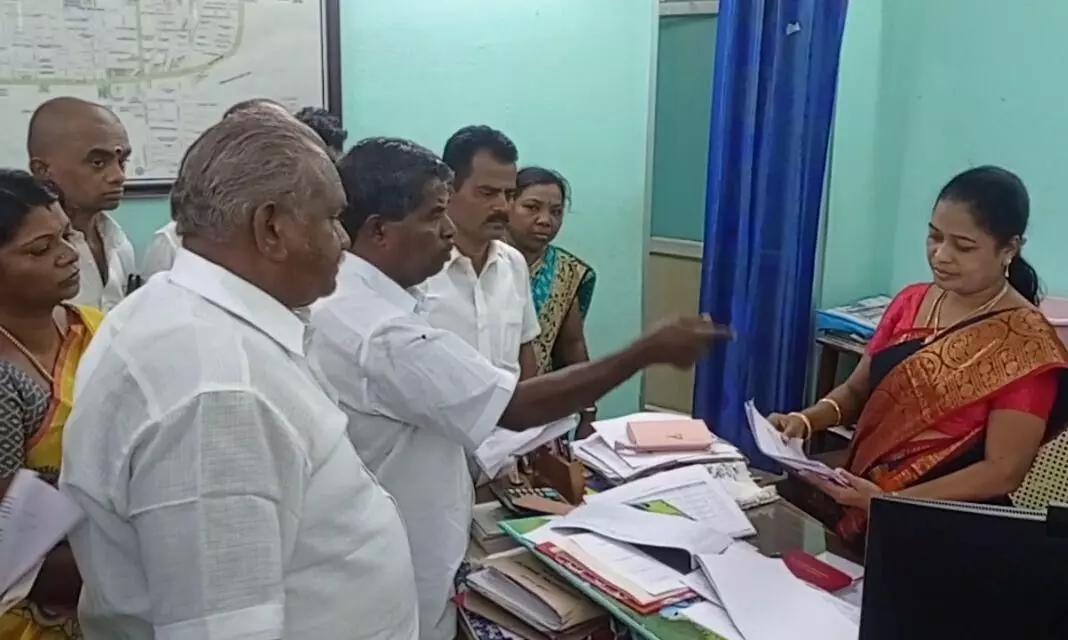 செங்கோட்டை நகர மன்ற கூட்டத்தில் மோதல்: நகர் மன்ற தலைவர் வெளியேறவிடாமல் சிறைபிடிப்பு செங்கோட்டை நகர மன்ற கூட்டத்தில் மோதல்: நகர் மன்ற தலைவர் வெளியேறவிடாமல் சிறைபிடிப்பு
