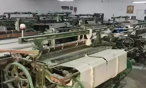 மின் கட்டணத்துடன் அபராதம்; தள்ளுபடி செய்ய விசைத்தறியாளர் கோரிக்கை மின் கட்டணத்துடன் அபராதம்; தள்ளுபடி செய்ய விசைத்தறியாளர் கோரிக்கை
