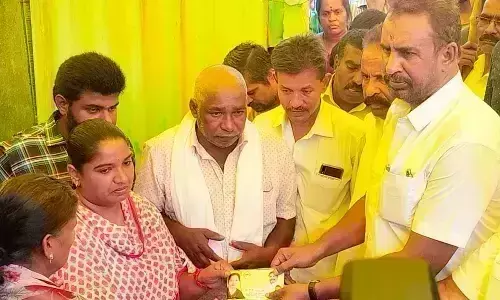 கோவை அருகே கொலை செய்யப்பட்டவர் குடும்பத்திற்கு முன்னாள் அமைச்சர் வேலுமணி ஆறுதல் கோவை அருகே கொலை செய்யப்பட்டவர் குடும்பத்திற்கு முன்னாள் அமைச்சர் வேலுமணி ஆறுதல்
