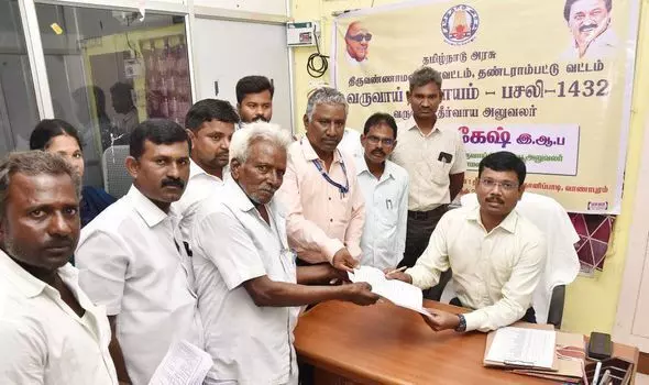 திருவண்ணாமலை தாலுகா அலுவலகத்தில் நடந்த ஜமாபந்தியில் மனு அளித்த மக்கள் திருவண்ணாமலை தாலுகா அலுவலகத்தில் நடந்த ஜமாபந்தியில் மனு அளித்த மக்கள்