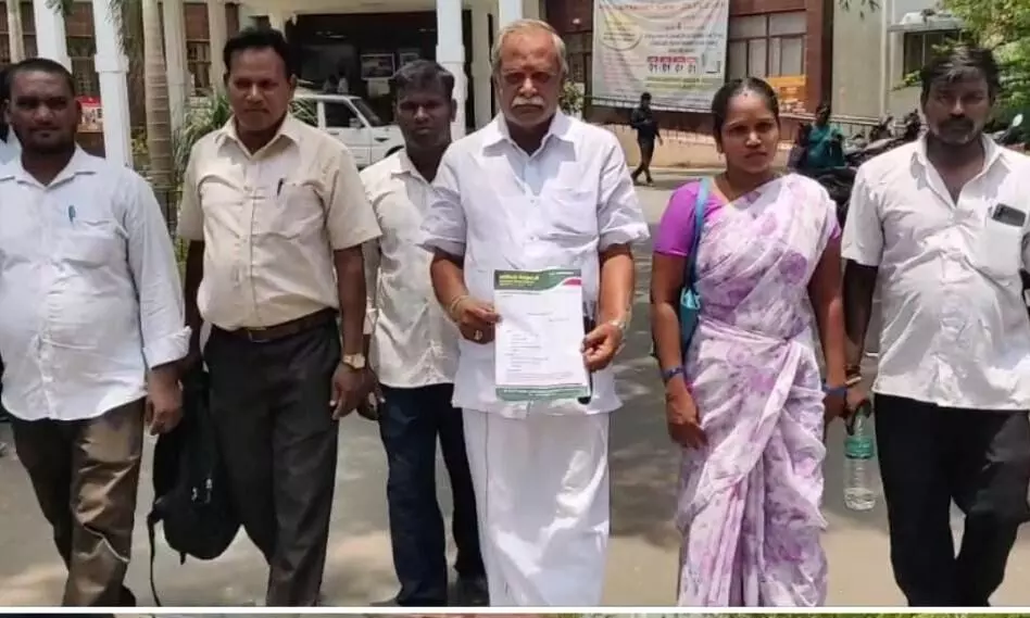 வீடுகளை இடிக்காமல் சாலை அமைக்க கோரி குடியிருப்பு பகுதி மக்கள் மனு வீடுகளை இடிக்காமல் சாலை அமைக்க கோரி குடியிருப்பு பகுதி மக்கள் மனு