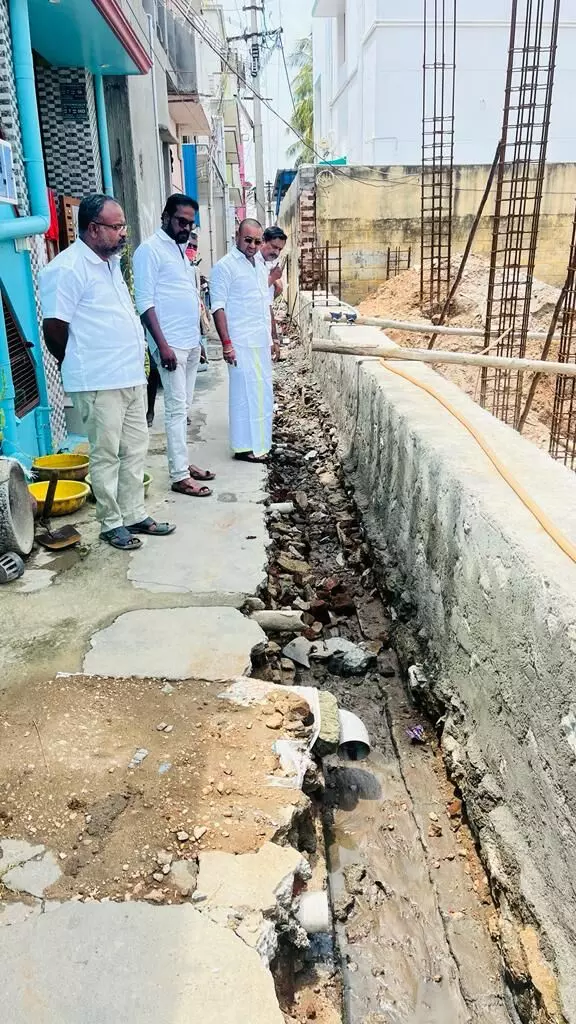 கட்டுமான பணியை ஆய்வு செய்த நகராட்சி தலைவர் கட்டுமான பணியை ஆய்வு செய்த நகராட்சி தலைவர்