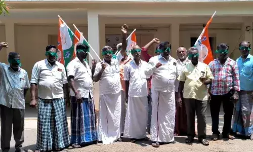 கோவில்பட்டியில் தாமதமின்றி சான்றிதழ் வழங்க வலியுறுத்தி நூதனப் போராட்டம் கோவில்பட்டியில் தாமதமின்றி சான்றிதழ் வழங்க வலியுறுத்தி நூதனப் போராட்டம்