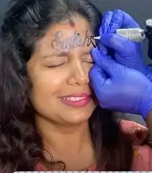 கணவர் பெயரை நெற்றியில் பச்சை குத்திய மனைவி: அச்சச்சோ அத்தனையும் பொய்யா? கணவர் பெயரை நெற்றியில் பச்சை குத்திய மனைவி: அச்சச்சோ அத்தனையும் பொய்யா?