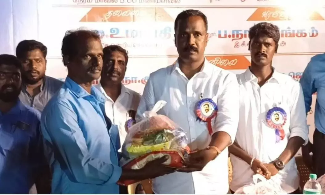 மீஞ்சூர் அருகே விடுதலை சிறுத்தைகள் கட்சியின் சார்பில் முப்பெரும் விழா மீஞ்சூர் அருகே விடுதலை சிறுத்தைகள் கட்சியின் சார்பில் முப்பெரும் விழா