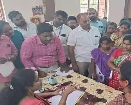 கிணத்துக்கடவு தாலுகா அலுவலகத்தில் இலவச வீட்டு மனை கேட்டு திரண்ட பொதுமக்கள் கிணத்துக்கடவு தாலுகா அலுவலகத்தில் இலவச வீட்டு மனை கேட்டு திரண்ட பொதுமக்கள்