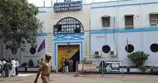 கோவையில் சிறை கைதிகளுக்கு தேனீ வளர்க்க பயிற்சி கோவையில் சிறை கைதிகளுக்கு தேனீ வளர்க்க பயிற்சி