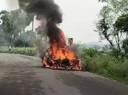 கோவை அருகே நாய் குறுக்கே ஓடியதால் நடந்த விபத்தில் தீ பிடித்த கார் கோவை அருகே நாய் குறுக்கே ஓடியதால் நடந்த விபத்தில் தீ பிடித்த கார்