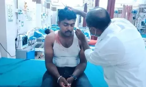 திருச்செந்தூர் அருகே மதுபான கடையில்  ஆயுதப்படை காவலர் மீது தாக்குதல் திருச்செந்தூர் அருகே மதுபான கடையில்  ஆயுதப்படை காவலர் மீது தாக்குதல்