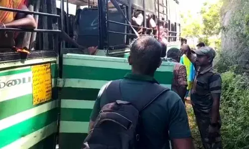 மாஞ்சோலைக்கு உறவினர்களை பார்க்க சென்றவர்களை இறக்கிவிட்ட வனத்துறை