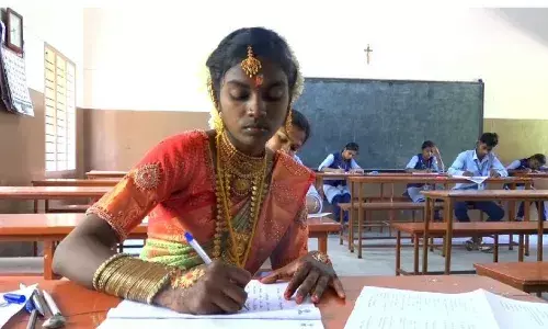 மணக்கோலத்தில் தேர்வு எழுதிய கல்லூரி மாணவி: காத்திருந்து அழைத்துச் சென்ற கணவர் மணக்கோலத்தில் தேர்வு எழுதிய கல்லூரி மாணவி: காத்திருந்து அழைத்துச் சென்ற கணவர்