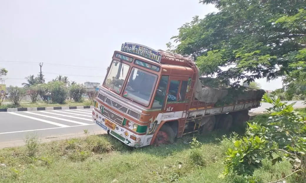 பள்ளத்தில் இறங்கிய கிரானைட் லோடு ஏற்றி வந்த லாரி பள்ளத்தில் இறங்கிய கிரானைட் லோடு ஏற்றி வந்த லாரி