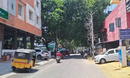 ஆர்.எஸ்.புரம் சாலையில் வேகத்தடை அமைக்க பொதுமக்கள் கோரிக்கை ஆர்.எஸ்.புரம் சாலையில் வேகத்தடை அமைக்க பொதுமக்கள் கோரிக்கை
