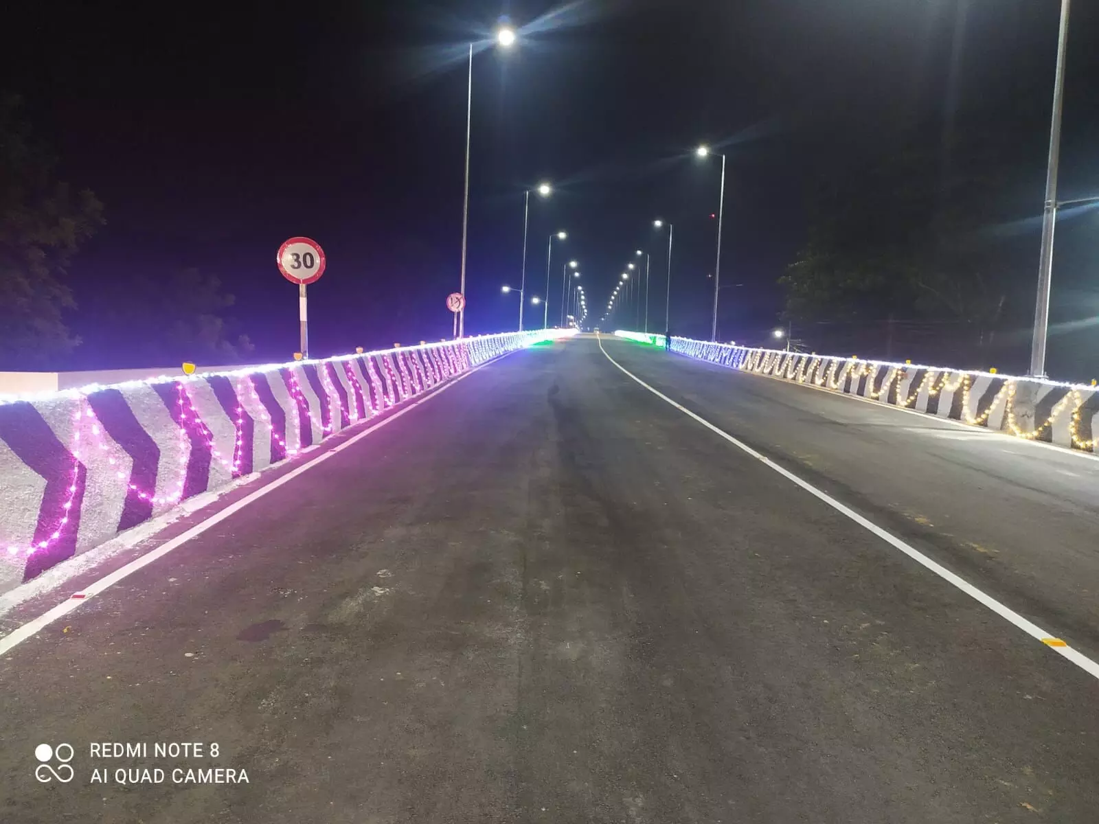 மின்னொளியில் ஜொலிக்கிறது திருச்சி ஜங்ஷன் மேம்பாலம்: நாளை காலை திறப்பு மின்னொளியில் ஜொலிக்கிறது திருச்சி ஜங்ஷன் மேம்பாலம்: நாளை காலை திறப்பு
