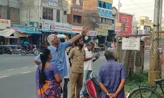 மின் மாற்றியை ஆய்வு செய்த மின்வாரிய அதிகாரிகள் மின் மாற்றியை ஆய்வு செய்த மின்வாரிய அதிகாரிகள்