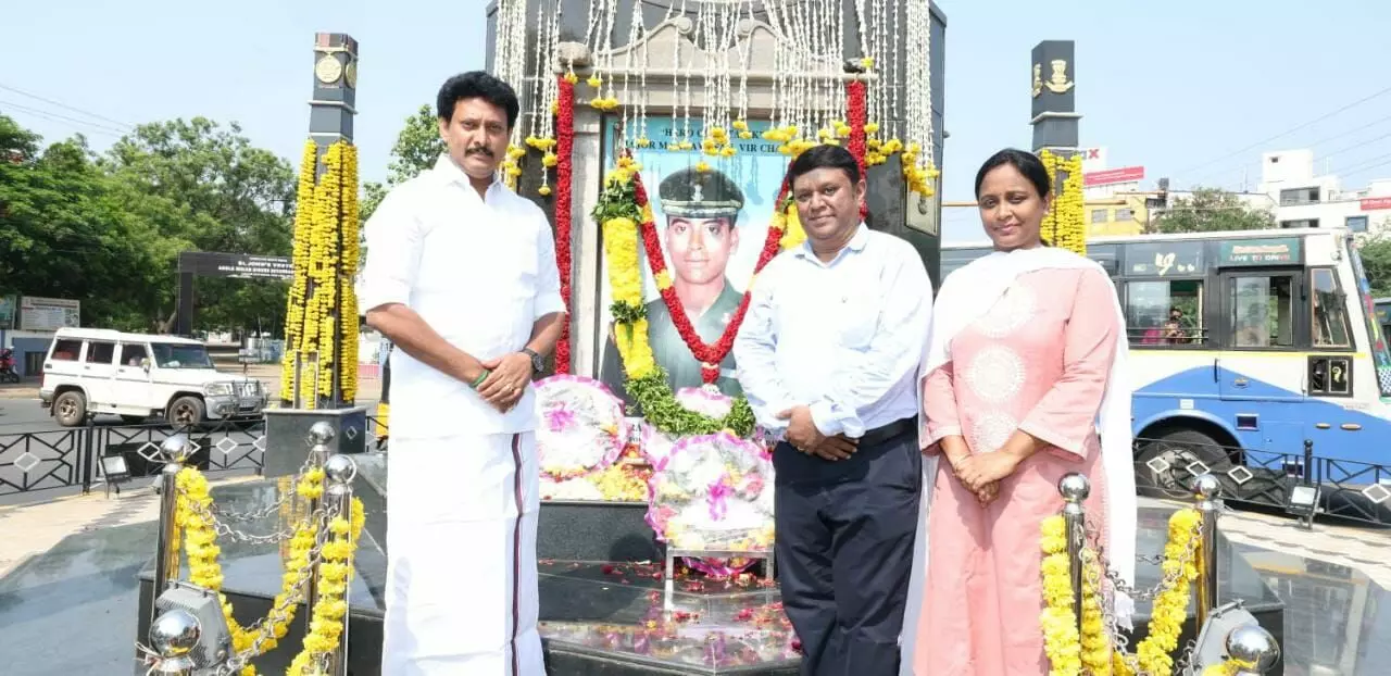 கார்கில் கதாநாயகன் மேஜர் சரவணன் நினைவு ஸ்தூபியில் அமைச்சர் அஞ்சலி கார்கில் கதாநாயகன் மேஜர் சரவணன் நினைவு ஸ்தூபியில் அமைச்சர் அஞ்சலி