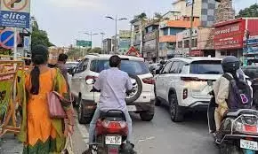 கோவை அவிநாசி சாலையில் போக்குவரத்து நெருக்கடியால் தவிக்கும் மக்கள் கோவை அவிநாசி சாலையில் போக்குவரத்து நெருக்கடியால் தவிக்கும் மக்கள்