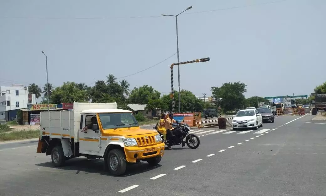 மரண பயத்துடன் புறவழிச்சாலையை கடக்கும் பொதுமக்கள், மாணவர்கள் மரண பயத்துடன் புறவழிச்சாலையை கடக்கும் பொதுமக்கள், மாணவர்கள்