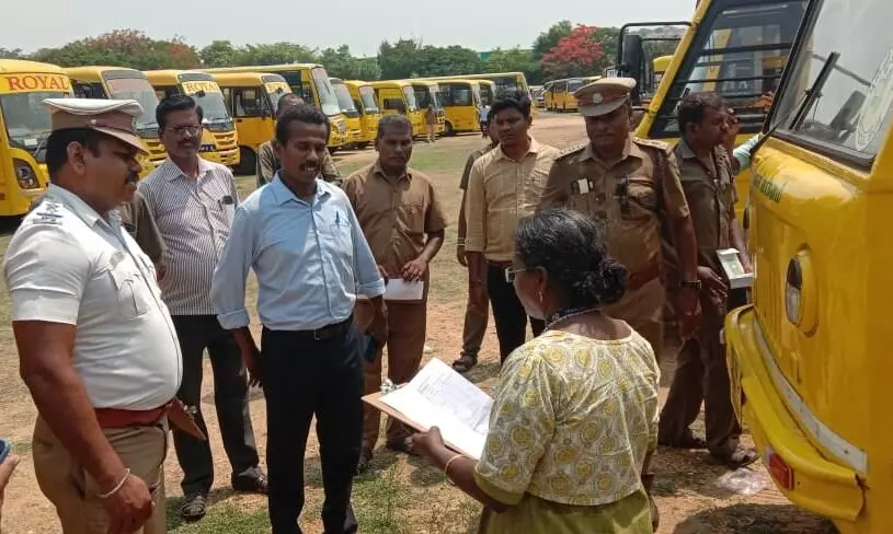 குமாரபாளையம் அருகே பள்ளி, கல்லூரி வாகனங்கள் ஆய்வு குமாரபாளையம் அருகே பள்ளி, கல்லூரி வாகனங்கள் ஆய்வு