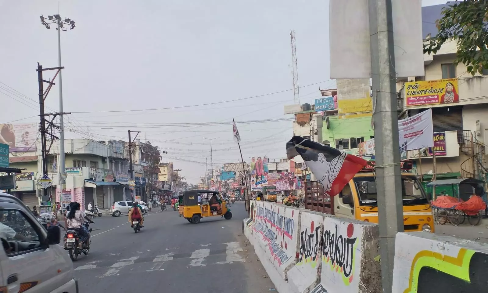 குமாரபாளையத்தில் கட்சிக்கொடிகளால் விபத்து அபாயம் குமாரபாளையத்தில் கட்சிக்கொடிகளால் விபத்து அபாயம்