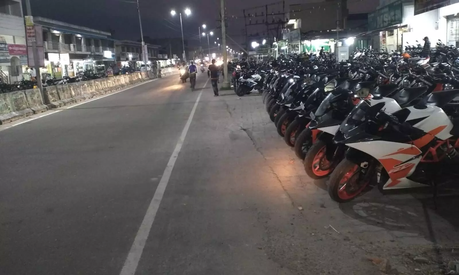 டூவீலர் கன்சல்டிங் கடையினர் மற்றும் துணிக்கடையினர் ஆக்கிரமிப்பு அகற்ற கோரிக்கை டூவீலர் கன்சல்டிங் கடையினர் மற்றும் துணிக்கடையினர் ஆக்கிரமிப்பு அகற்ற கோரிக்கை