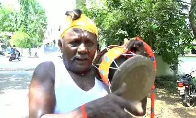 கோவில்பட்டியில் மதுக்கடைகளை மூட வலியுறுத்தி உடுக்கு அடித்து போராட்டம் கோவில்பட்டியில் மதுக்கடைகளை மூட வலியுறுத்தி உடுக்கு அடித்து போராட்டம்