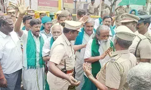 மல்யுத்த வீராங்கனைகளுக்கு ஆதரவாக போராட்டம் நடத்த வந்த விவசாயிகள் கைது மல்யுத்த வீராங்கனைகளுக்கு ஆதரவாக போராட்டம் நடத்த வந்த விவசாயிகள் கைது