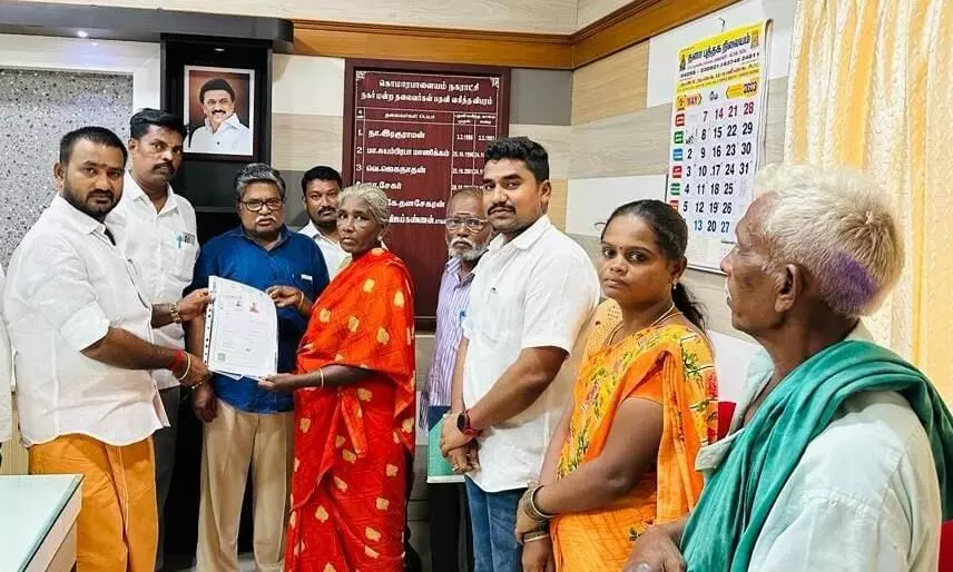 சாலையோர வியாபாரிகளுக்கு அடையாள அட்டை வழங்கிய நகராட்சி தலைவர் சாலையோர வியாபாரிகளுக்கு அடையாள அட்டை வழங்கிய நகராட்சி தலைவர்