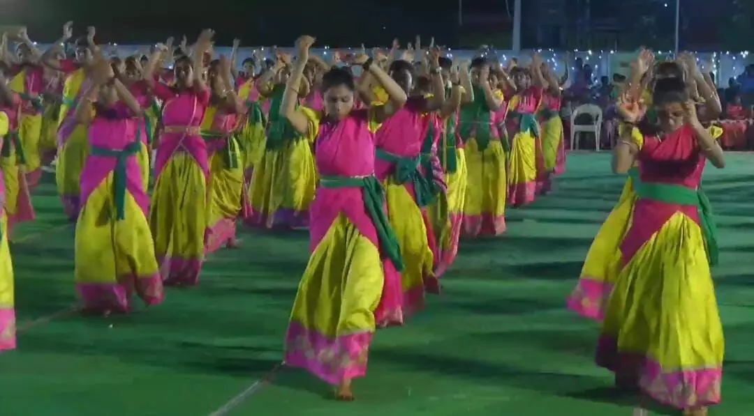 பள்ளிபாளையம்: வள்ளி கும்மி ஆட்டம் அரங்கேற்றம் பள்ளிபாளையம்: வள்ளி கும்மி ஆட்டம் அரங்கேற்றம்