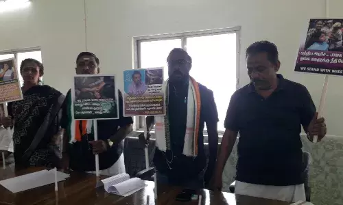 நகர்மன்ற கூட்டத்தில் காங்கிரஸ் நகர்மன்ற உறுப்பினர்கள் ஆர்ப்பாட்டம்