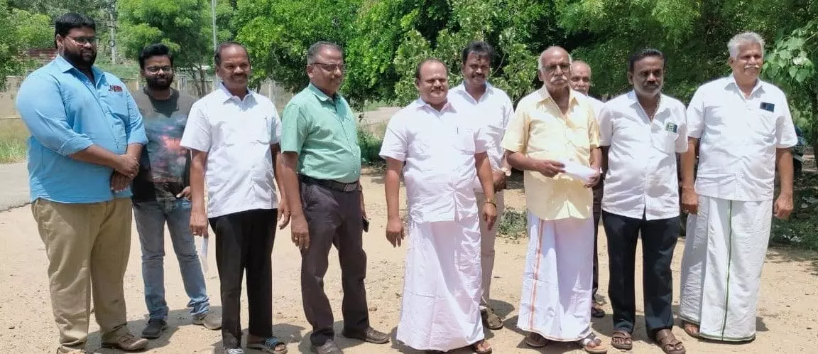 எட்டயபுரம் வட்டாட்சியர் அலுவலகத்தை தீப்பெட்டி உற்பத்தியாளர்கள் முற்றுகை எட்டயபுரம் வட்டாட்சியர் அலுவலகத்தை தீப்பெட்டி உற்பத்தியாளர்கள் முற்றுகை