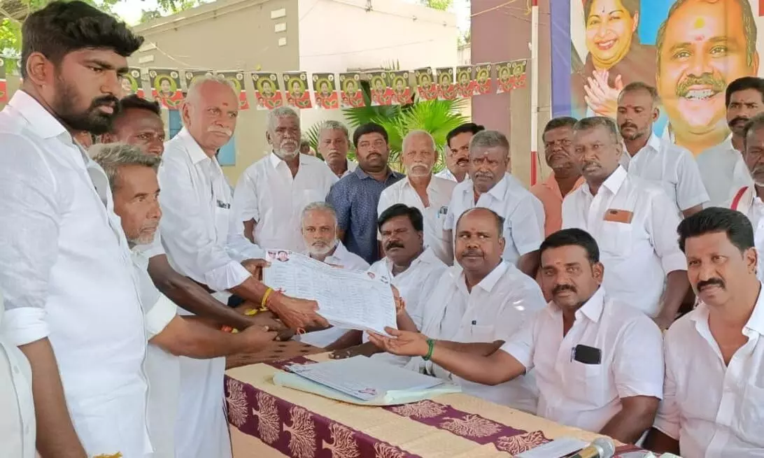 அலங்காநல்லூர் அருகே முன்னாள் அமைச்சர் தலைமையில் அதிமுக கள ஆய்வுக் கூட்டம் அலங்காநல்லூர் அருகே முன்னாள் அமைச்சர் தலைமையில் அதிமுக கள ஆய்வுக் கூட்டம்