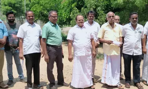 எட்டயபுரம் வட்டாட்சியர் அலுவலகத்தை தீப்பெட்டி உற்பத்தியாளர்கள் முற்றுகை எட்டயபுரம் வட்டாட்சியர் அலுவலகத்தை தீப்பெட்டி உற்பத்தியாளர்கள் முற்றுகை
