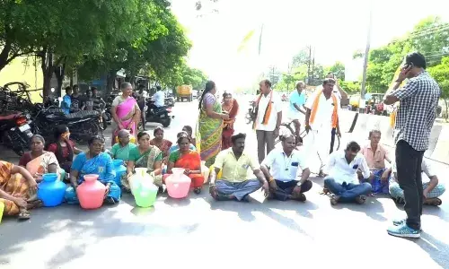 கோவில்பட்டியில் குடிநீர் வழங்க வலியுறுத்தி பொதுமக்கள் திடீர் சாலை மறியல் கோவில்பட்டியில் குடிநீர் வழங்க வலியுறுத்தி பொதுமக்கள் திடீர் சாலை மறியல்