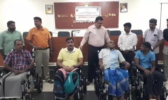 மாற்றுத்திறனாளிகளுக்கு நலத்திட்ட உதவிகளை வழங்கிய மாவட்ட ஆட்சியர் மாற்றுத்திறனாளிகளுக்கு நலத்திட்ட உதவிகளை வழங்கிய மாவட்ட ஆட்சியர்