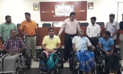 மாற்றுத்திறனாளிகளுக்கு நலத்திட்ட உதவிகளை வழங்கிய மாவட்ட ஆட்சியர்
