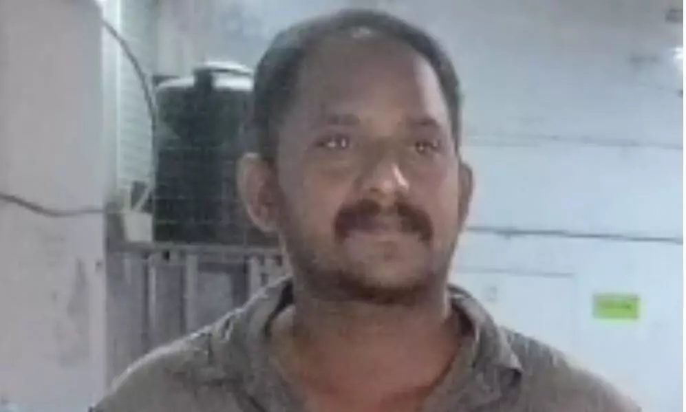 மீஞ்சூர் அருகே போலீசுக்கு பயந்து எலக்ட்ரீசியன் விஷம் அருந்தி தற்கொலை மீஞ்சூர் அருகே போலீசுக்கு பயந்து எலக்ட்ரீசியன் விஷம் அருந்தி தற்கொலை
