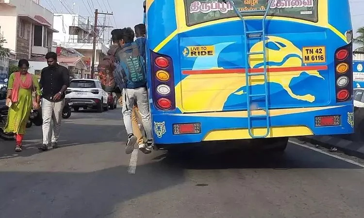 கோவையில் பேருந்து படிக்கட்டில் பயணிக்கும் மாணவர்கள் கோவையில் பேருந்து படிக்கட்டில் பயணிக்கும் மாணவர்கள்