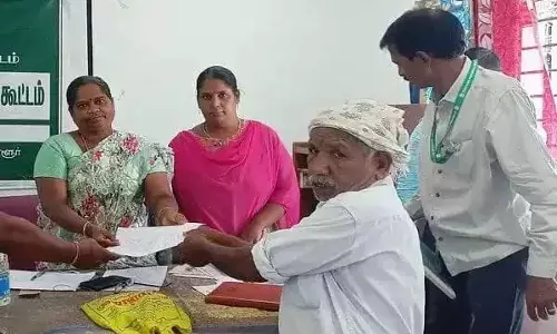 நெல் கொள்முதல் நிலையத்தில் லஞ்சம்: அதிகாரியிடம் விவசாயிகள் புகார்