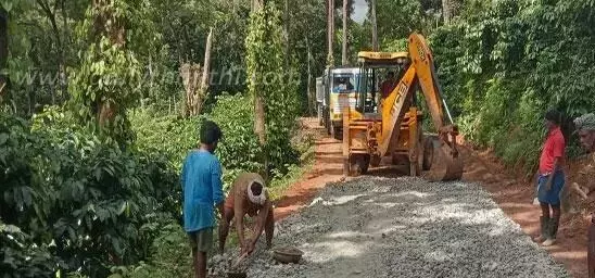 மலை கிராமத்துக்கு முதல்முறையாக சாலை: பொதுமக்கள் மகிழ்ச்சி மலை கிராமத்துக்கு முதல்முறையாக சாலை: பொதுமக்கள் மகிழ்ச்சி