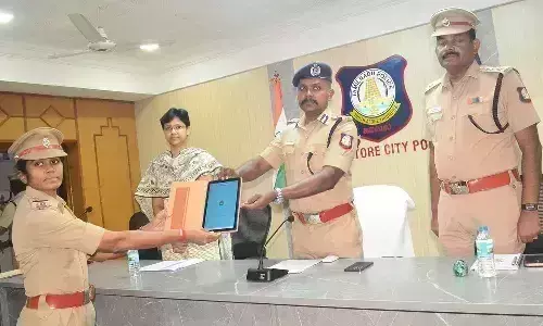 கோவை மாநகர போலீஸ் அதிகாரிகளுக்கு இன்டர்நெட் வசதியுடன் கூடிய டேப்லெட் கோவை மாநகர போலீஸ் அதிகாரிகளுக்கு இன்டர்நெட் வசதியுடன் கூடிய டேப்லெட்
