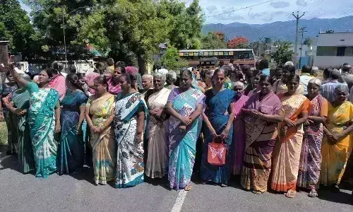 மேட்டுப்பாளையம் அருகே சுகாதாரமான குடிநீர் வழங்க கோரி பெண்கள் போராட்டம் மேட்டுப்பாளையம் அருகே சுகாதாரமான குடிநீர் வழங்க கோரி பெண்கள் போராட்டம்